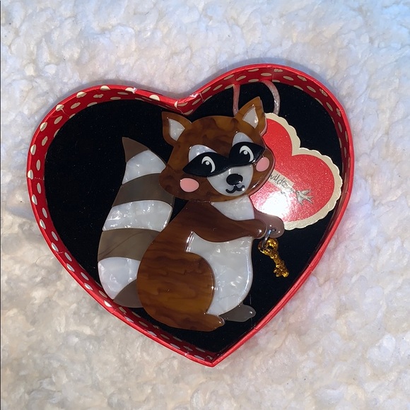 Erstwilder Jewelry - BNIB Erstwilder Adorable Love Bandit Brooch